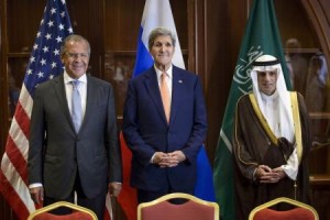 وزير الخارجية الروسي سيرجي لافروف (إلى اليسار) ونظيره الأمريكي جون كيري (في المنتصف) ووزير الخارجية السعودي عادل الجبير 