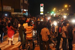أشخاص يحتجون ضد الحرس الرئاسي يغلقون طريقا في واجادوجو 