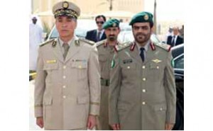 اللواء الركن هزاع بن خليل الشهواني بمكتبه في معسكر برزان والعميد جمال كحّال قائد الأمن والحماية الرئاسيين بالجمهورية