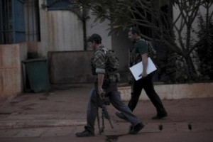 جنديان أمام فندق راديسون بلو في باماكو عاصمة مالي 