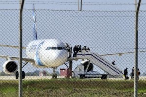 ركاب لدى إطلاق سراحهم من الطائرة المخطوفة في مطار لارناكا بقبرص يوم الثلاثاء 