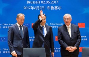 (L-R) European Council President Donald Tusk, Chinese Premier Li Keqiang and EU Commission President Juncker attend a signing ceremony during a EU-China Summit in Brussels, Belgium 