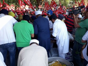 Sikh community in Mumbai distributes food to farmers participating in the march. 