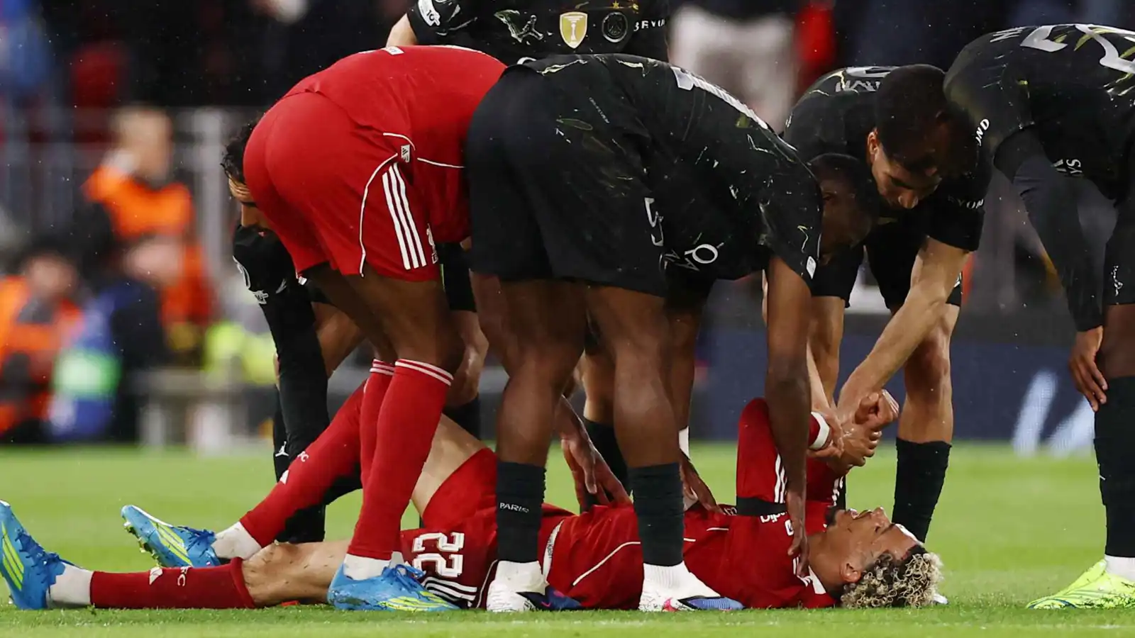 ليفربول الإنجليزي : تفاصيل إصابة خطيرة تعرض لها هوغو إيكيتيكي نجم الفريق